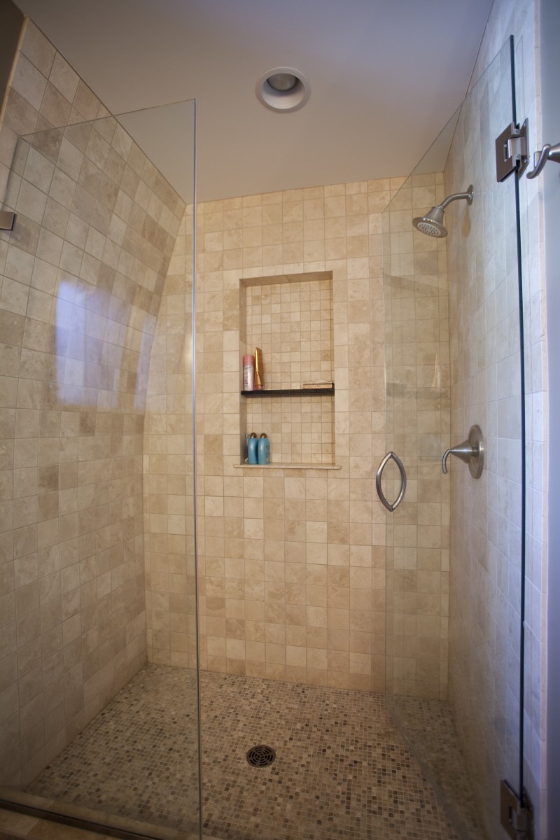 <p>The master shower, which follows the curve of the exterior wall and has a built-in tile niche.</p>
