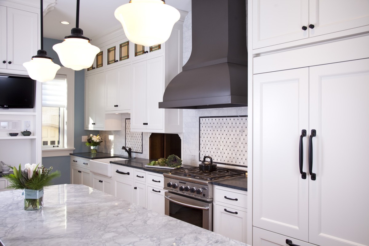 <p>Winner of 2014 Chrysalis Regional Award – Kitchens &gt; $100,000.  The goal of this project was to build a beautiful kitchen that fits with the style of the grand 1906 home but functions like a modern kitchen.</p>
