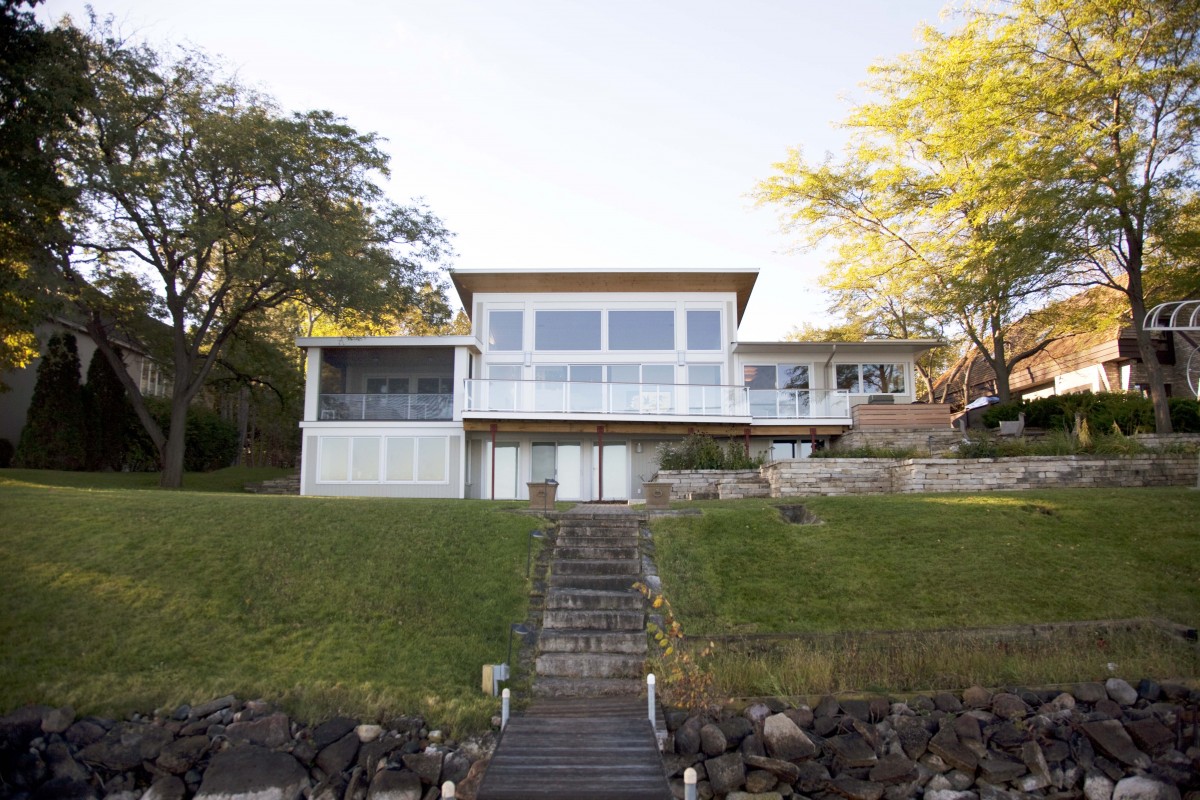 <p>Set along the shores of Lake Minnetonka, this home’s new butterfly roof with transom windows creates a modern coastal statement. The pine ceilings carry through to the exterior soffits, creating one continuous plane. Generous windows and a neutral color palette bring nature into the space, further adding to the feeling of modern, simple beach living.</p>
