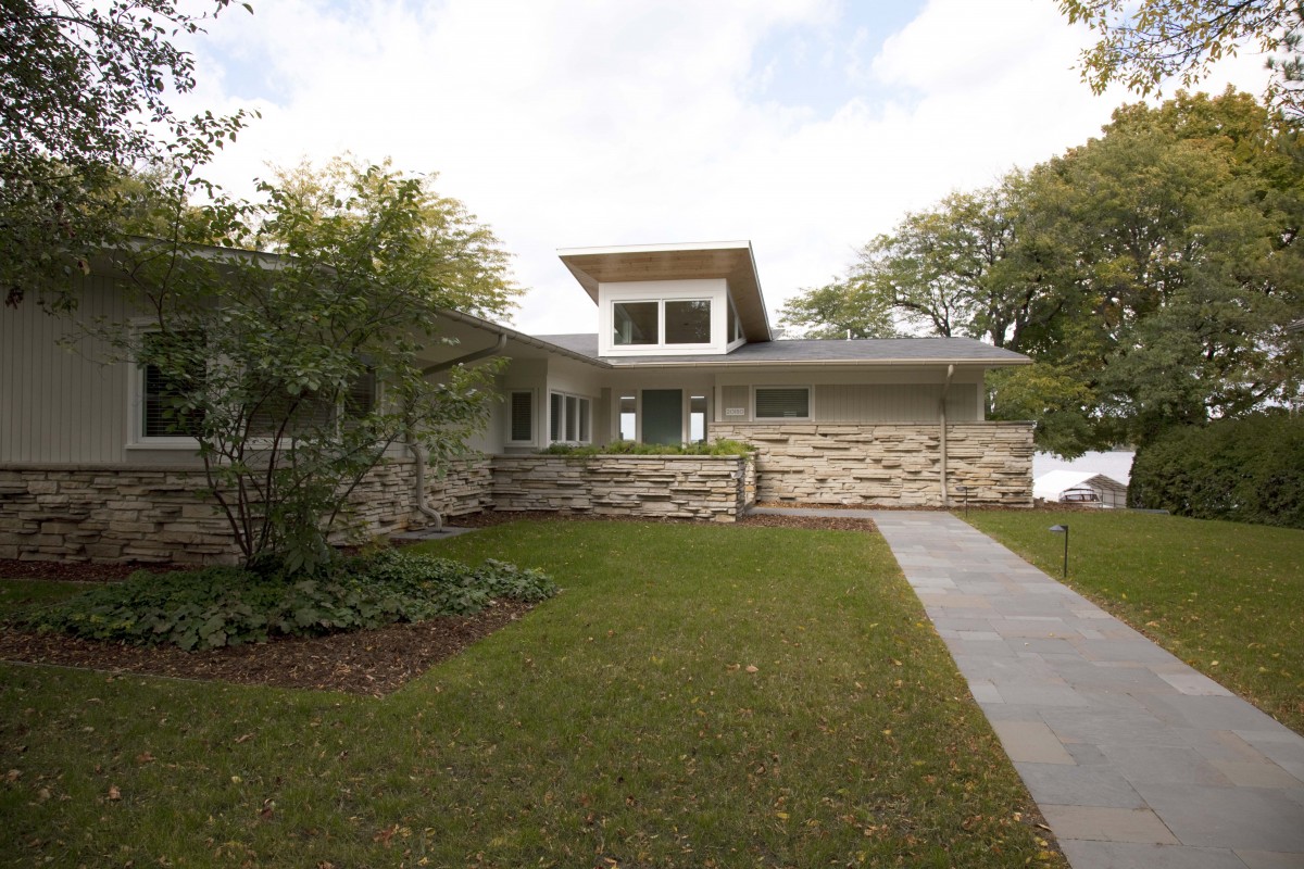 <p>Set along the shores of Lake Minnetonka, this home’s new butterfly roof with transom windows creates a modern coastal statement. The pine ceilings carry through to the exterior soffits, creating one continuous plane. Generous windows and a neutral color palette bring nature into the space, further adding to the feeling of modern, simple beach living.</p>
