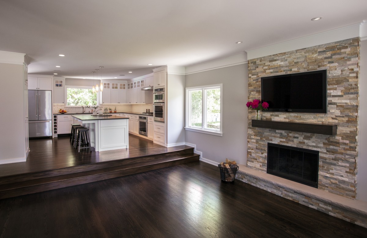 <p>This well-crafted main floor interior features traditional design, stylish clean lines and custom details. The new spacious layout was enhanced by remodeling the kitchen and opening it up to the new family room.</p>
